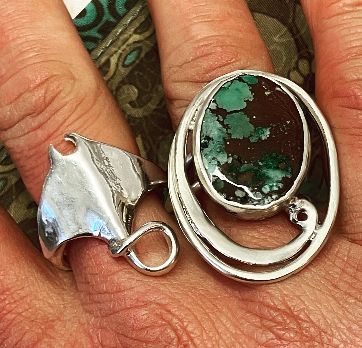 Large silver manta ray ring